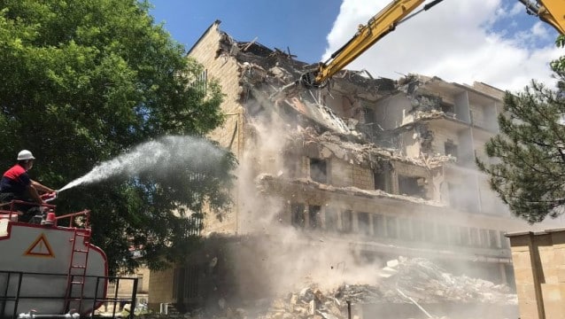 110 odalı otelin yıkımına başlandı