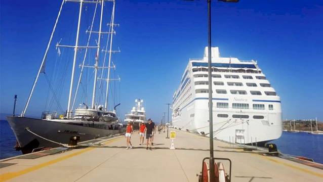 2 gemiyle 464 turist geldi