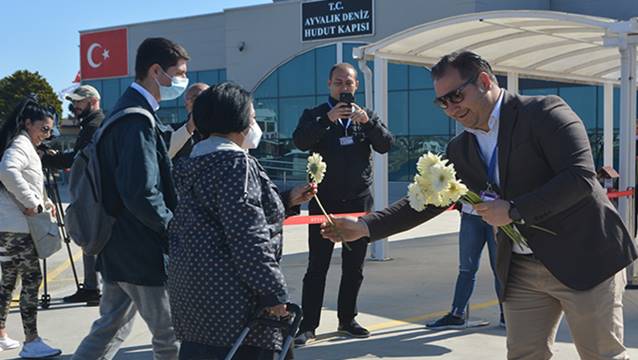 25 ay sonra gelen ilk kafileye çiçekli karşılama!