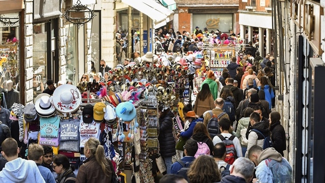 25 kişinin üzerindeki turist gruplarına yasak getirdi