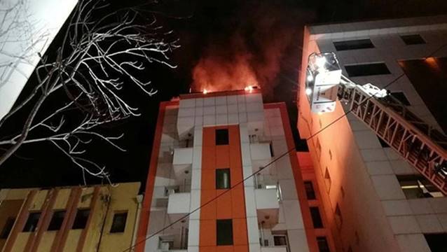 5 katlı otelde yangın paniği!