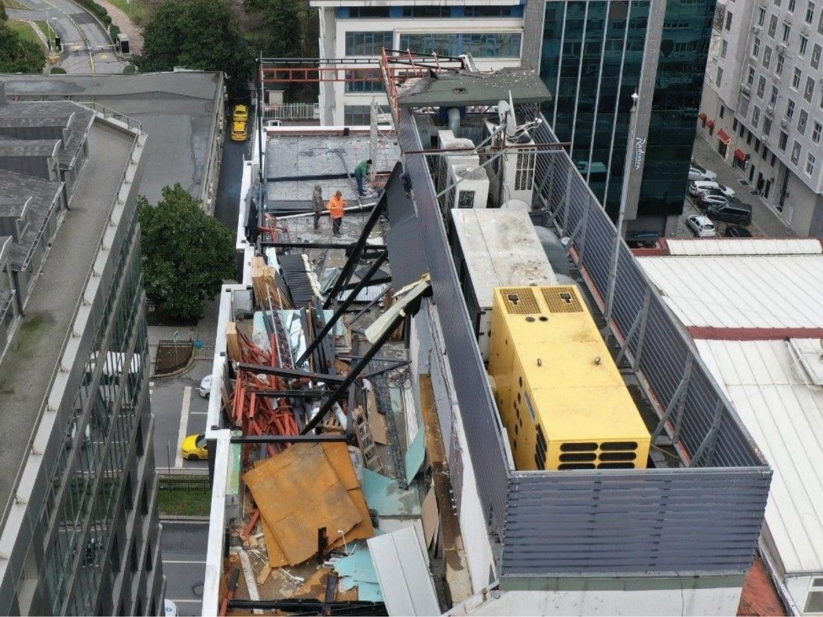 Şişli’deki otelin çatı katındaki kaçak yapı yıkıldı