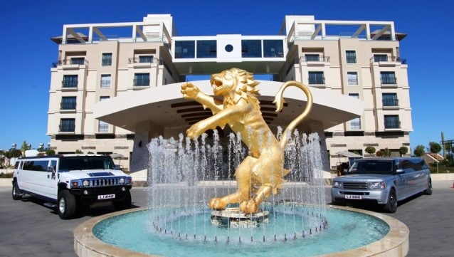 70 kişiyle otel baskını!