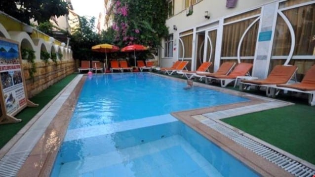 83 odalı otel icradan satılık!