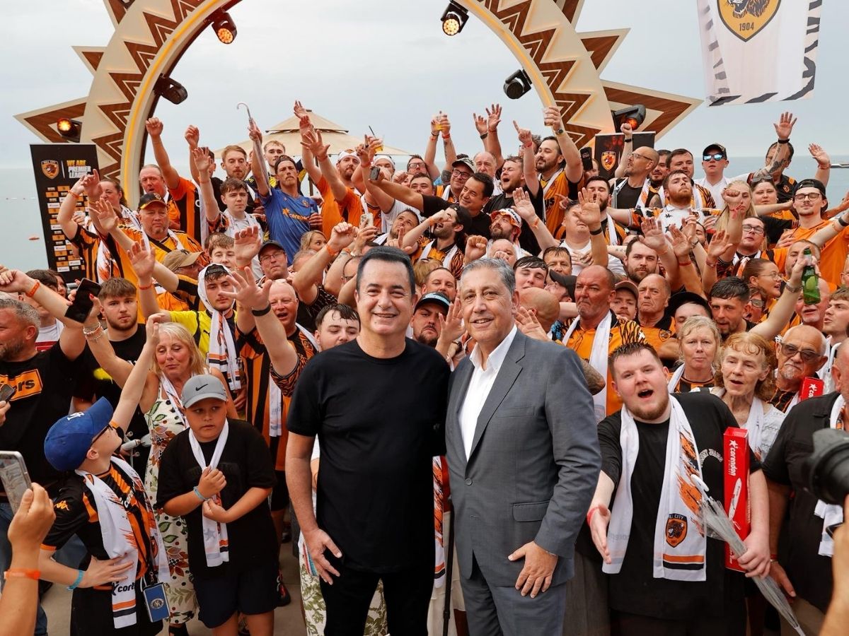Acun Ilıcalı Premier Lig coşkusunu Hull City taraftarlarıyla Corendon Hydros Club’da paylaştı