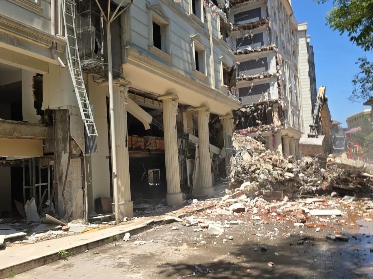 33 yıllık simge Çakmak Otel için yıkım başladı