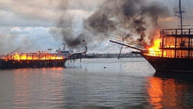 Alanya'da tur tekneleri alev alev yandı