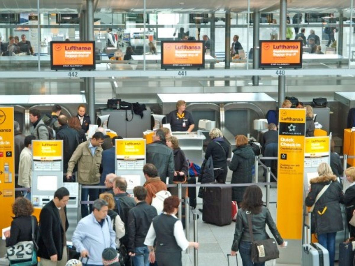 Almanya havalimanlarında pasaport krizi: Bekleme süresi 2 saate çıktı