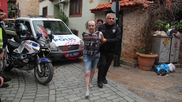 Antalya'da 2.5 yıldır otel odasından çıkmayan turiste polis müdahalesi!