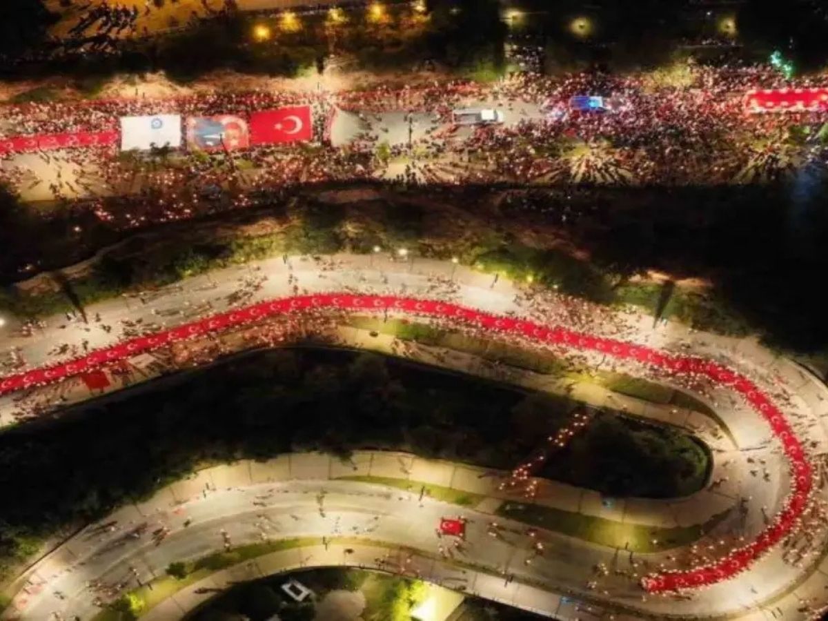 Antalya’da 400 metrelik Türk bayrağıyla Cumhuriyet yürüyüşü