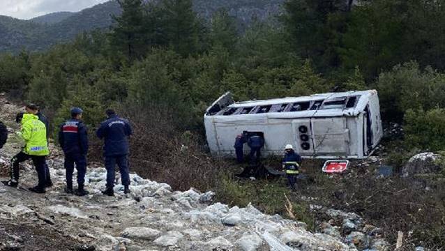 Antalya'da ABD'li turistleri taşıyan tur midibüsü devrildi