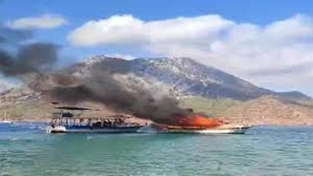 Antalya'da alev alan tur teknesi battı