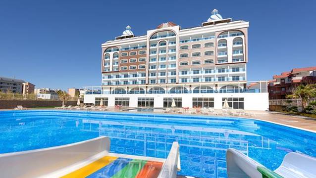 Antalya'da bir otel daha icradan satışa çıkarıldı