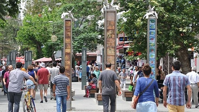 Antalya'da ikamet eden yabancı sayısı ne kadar azaldı?