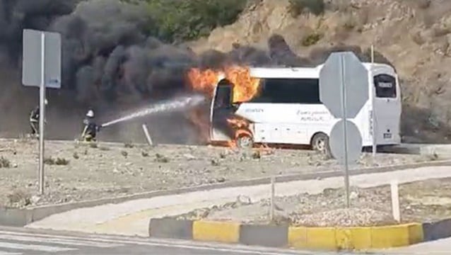 Antalya'da otel çalışanlarını taşıyan midibüs alev aldı