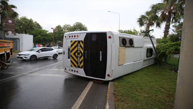 Antalya'da otel servis midibüsü devrildi: 13 yaralı!