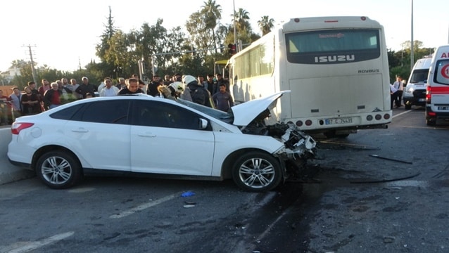 Antalya'da otel servisi otomobille çarpıştı: 2 ölü, 14 yaralı!