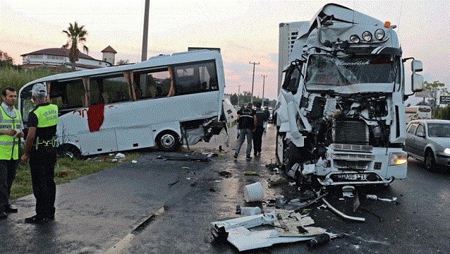 Antalya'da transfer midibüsüne TIR çarptı: Çok sayıda turist yaralı