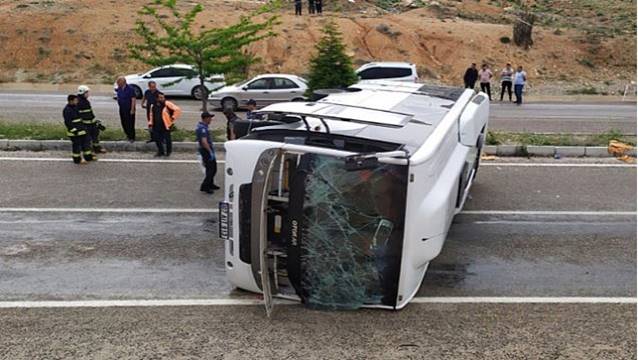 Antalya'da tur midibüsü devrildi: 22 yaralı