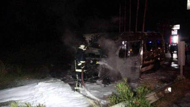 Antalya'da tur minibüsü alev alev yandı