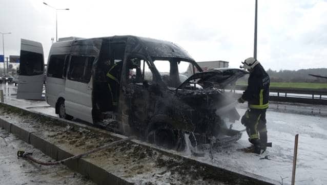 Antalya'da turistleri taşıyan tur minibüsünde faciaya kıl payı!