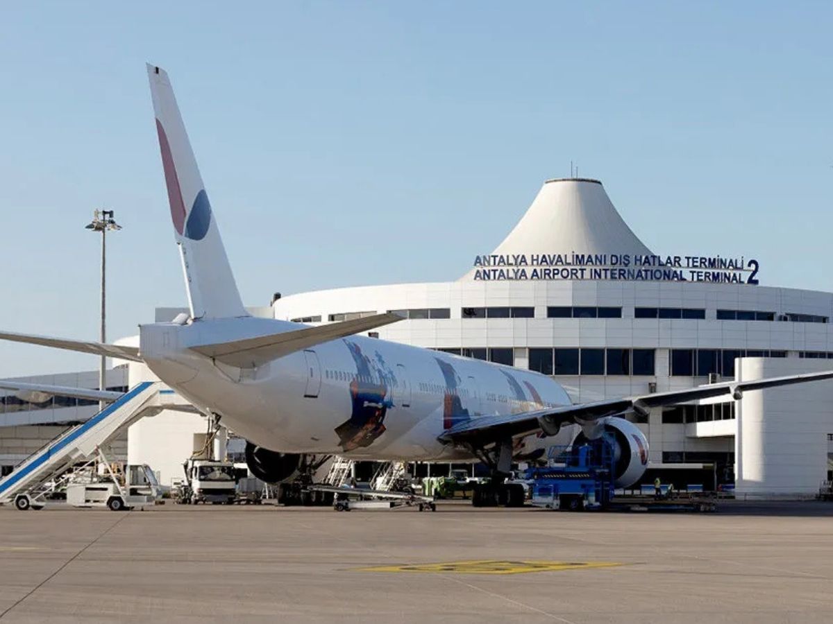 Antalya Havalimanı’nda kalkış krizi: Uçağın tekerlekleri yerinden çıktı