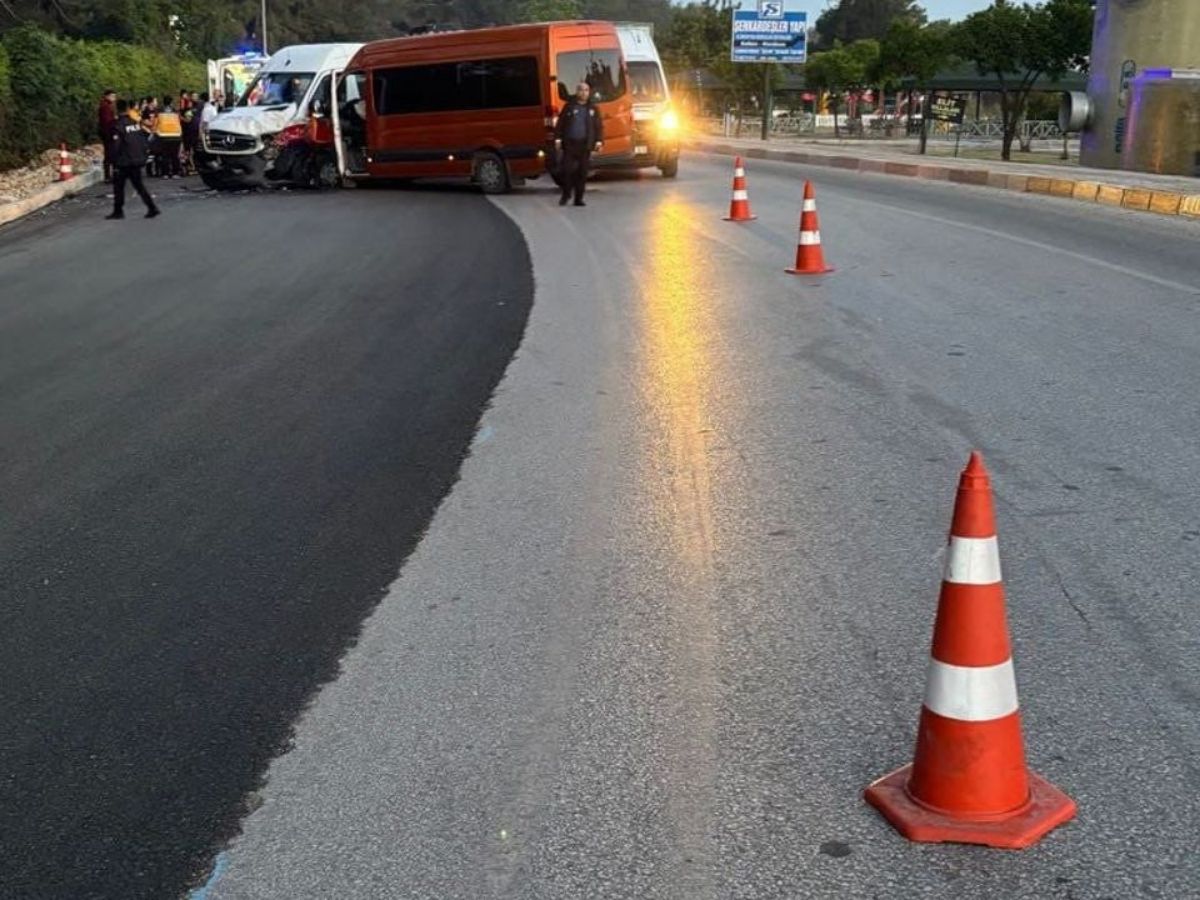 Antalya'da tur minibüsleri kafa kafaya çarpıştı:13 turist yaralandı