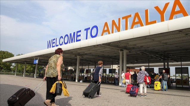 Antalya'ya paket turla kaç turist geldi?