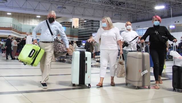 Antalya'ya ilk uçak 90 turist getirdi