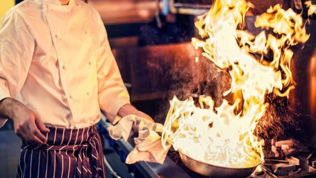 Aşçının yanlış hareketi turistleri yaktı!