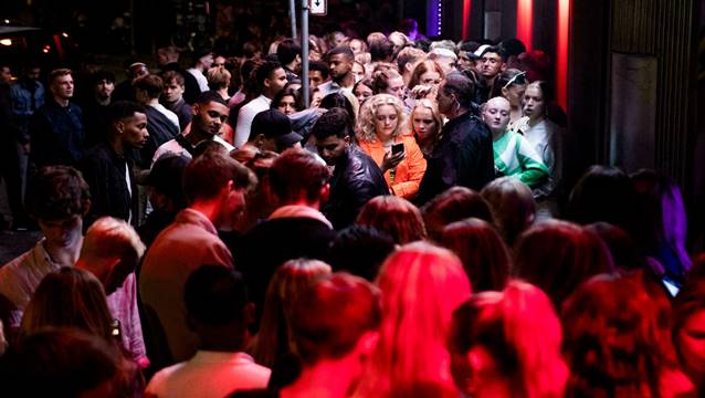 Avrupa'da tüm koronavirüs önlemlerini kaldıran ilk ülke oldu