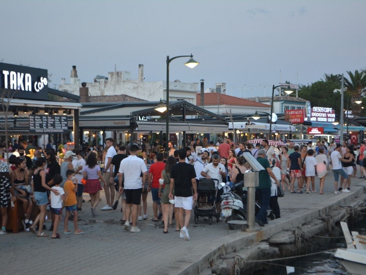 Ayvalık bayramda kapasite sınırını zorladı