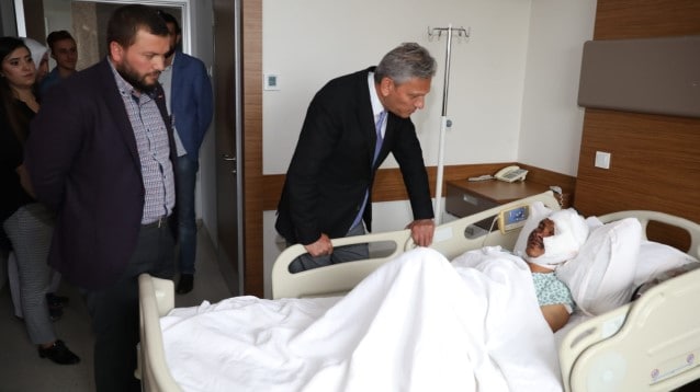 Bağlıkaya, kazadan yaralı kurtulan turisti ve rehberi ziyaret etti