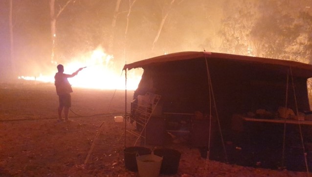 Binlerce turist mahsur kaldı...Deniz kenarına sığındılar!