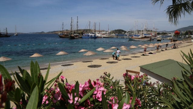 Bodrum belediye plajlarında şezlonglar kaldırıldı!