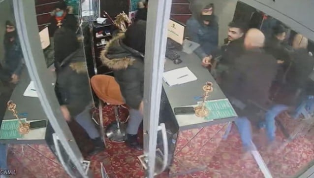 Bu kez de otel çalışanlarına saldırdı