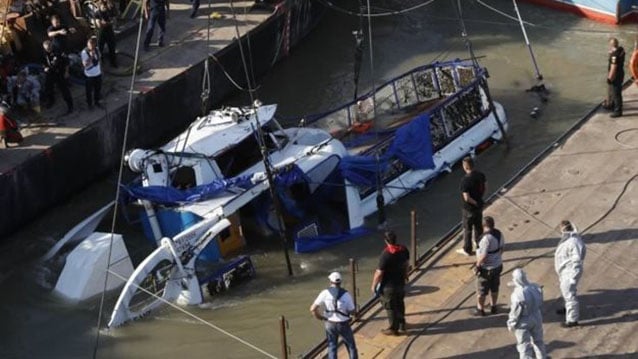 Budapeşte'de Tuna nehrinde batan geminin enkazı denizden çıkarıldı