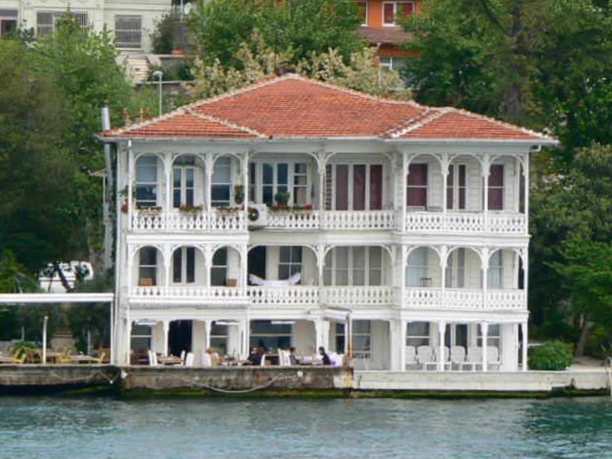 Yeniköy’deki 200 yıllık tarihi yalı yeniden satışta