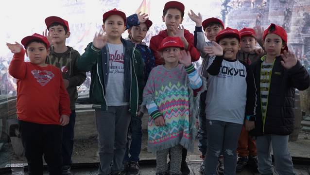 Çocuklar Jolly ile geziyor