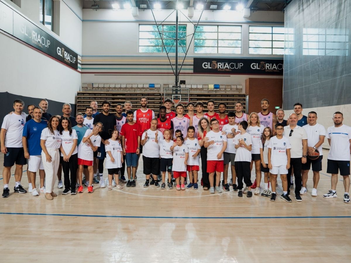 Corendon Turizm Grubu ve ZİÇEV Çocukları, Anadolu Efes antrenmanında buluştu