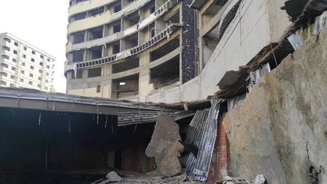 Çürüyen 5 yıldızlı otelin şimdi de otoparkı çöktü