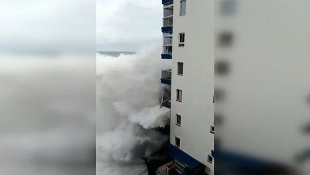 Dev dalgalar otelin balkonlarını götürdü!