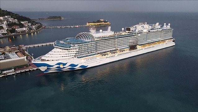 Dev gemi Türkiye'ye ilk seferinde 3.750 turist getirdi