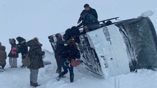 Devrilen tur otobüsünde büyük ihmal!