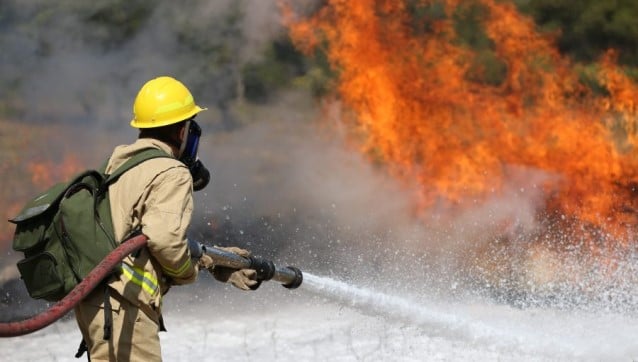 Dumanlar yükselen otelde panik!
