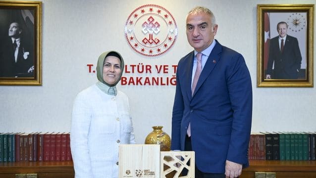 Ersoy, köyünün ödülünü makamında verdi...