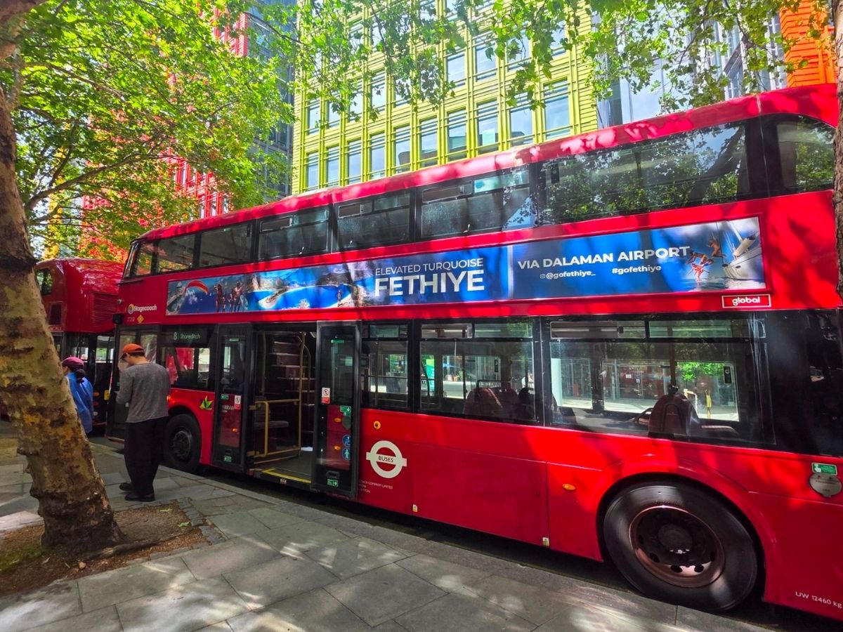 Fethiye Londra’yı sardı: Toplu taşıma hattı turizm vitrinine dönüştü