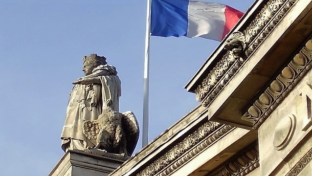 Fransa'da 'üstsüz' tartışması