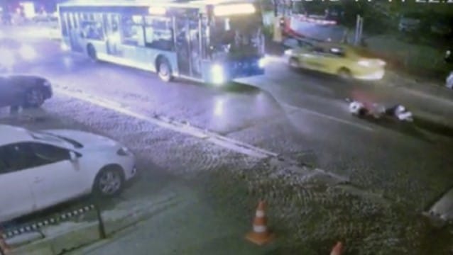 Halk otobüsü turist çifti metrelerce sürükledi