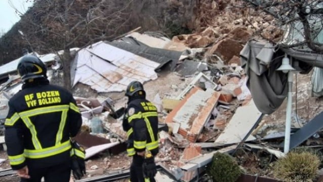 Heyelan otel yıktı